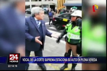 Vocal de la Corte Suprema estaciona su auto en plena vereda