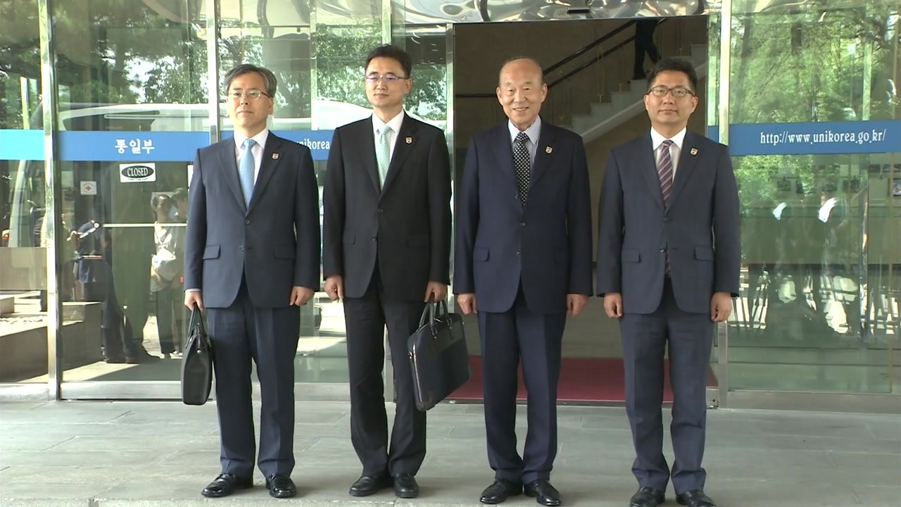 남북 적십자회담 우리 대표단 출발...내일 금강산서 회담 / YTN