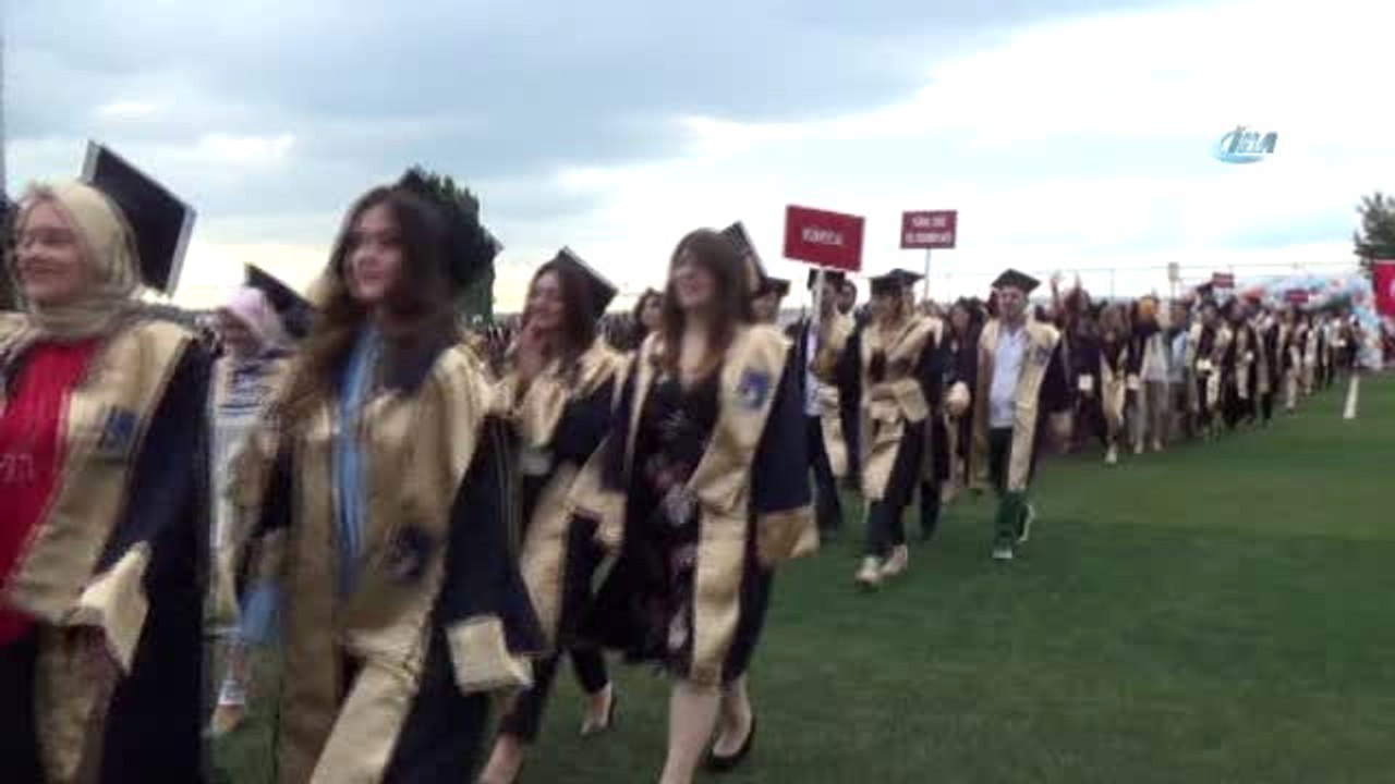 Bilecik Şeyh Edebali Üniversitesi'nde Bin 380 Öğrenci Kep Attı