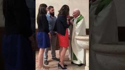 Un prêtre gifle un bébé