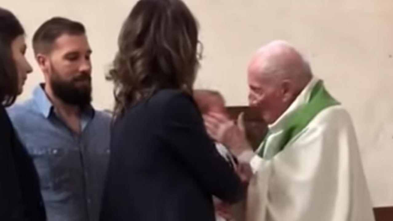 Un prêtre gifle un bébé qui pleure lors de son baptême
