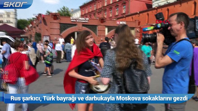 Rus şarkıcı, Türk bayrağı ve darbukayla Moskova sokaklarını gezdi