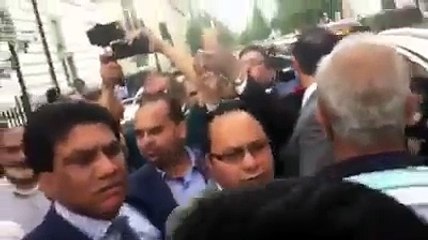 Journalists started fighting with each other for not letting Question Nawaz Shairf out side Harley Street Clinic