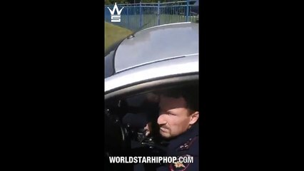 Il demande un selfie à un policier puis le gifle