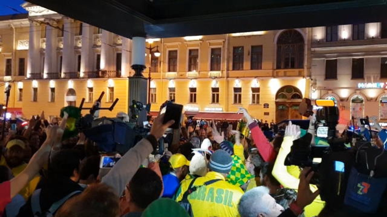 Brésil - Le carnaval des fans brésiliens en attendant le bus de leur équipe