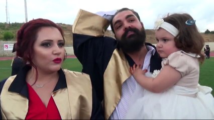 Mezuniyet Törenine 3 Yaşındaki Kız Çocuğu İle Geldiler