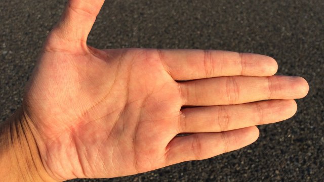 Palmistry: Do You Have 'V' on your palm | आपकी हथेली पर है 'V' का निशान, तो ऐसे है आप | Boldsky