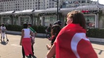 Spor Rus Şarkıcı, Türk Bayrağı ve Darbukayla Moskova Sokaklarını Gezdi - Hd