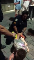 Des piétons donne un coup de main à un policier pour interpeller un suspect !