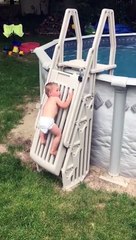 Un bébé déterminé pour aller se baigner dans une piscine !