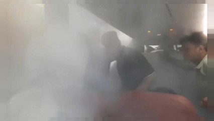 VİDEO: Kızgın yolcuları indiremeyen pilot uçakta soğuk hava estirdi!