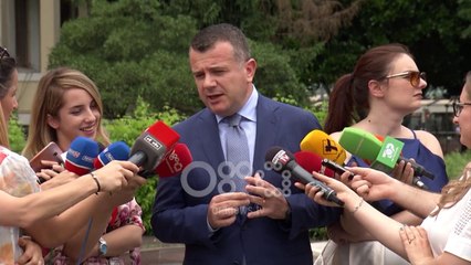 Ora News - Basha: Një nga këta që zgërdhihen, në Gjermani bleu Toyota me 1.5 mln euro brenda