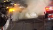 Un père sauve son fils d’une voiture en flammes