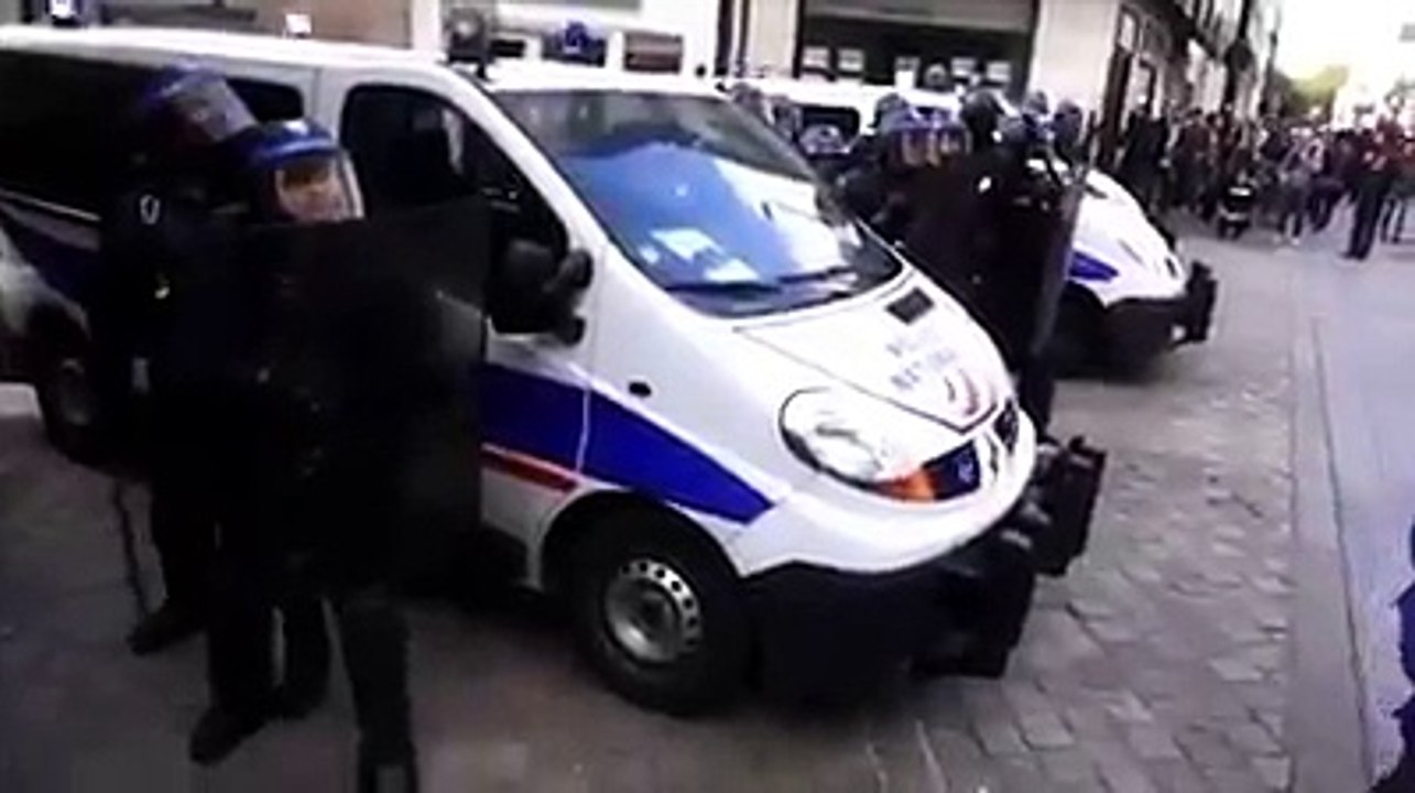 Un policier KO après avoir reçu un projectile en pleine tête.
