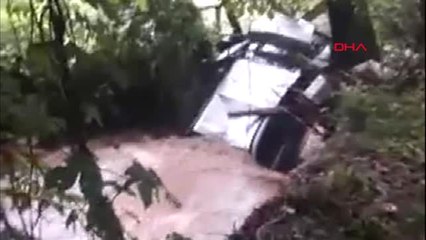 Çanakkale'de Sel Araçları Sürükledi