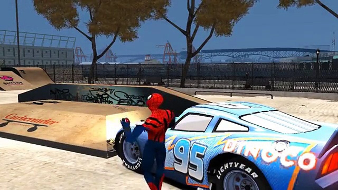 Spiderman el Hombre Araña conduce y juega con Rayo Mcqueen de Cars 2 Disney Pixar 3D