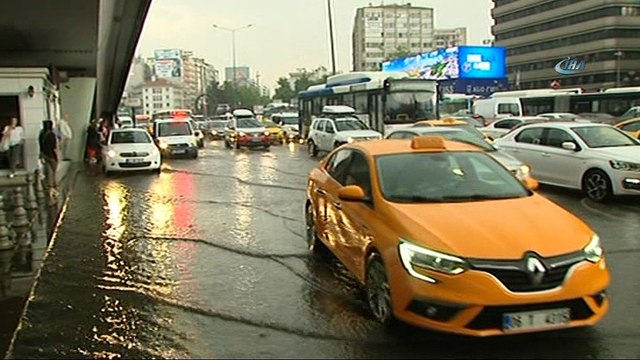 Başkent'te sağanak yağış sele neden oldu