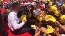 Alain Prost assailli par ses fans pour la séance d'autographes