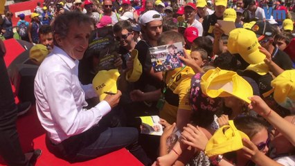 Alain Prost assailli par ses fans pour la séance d'autographes