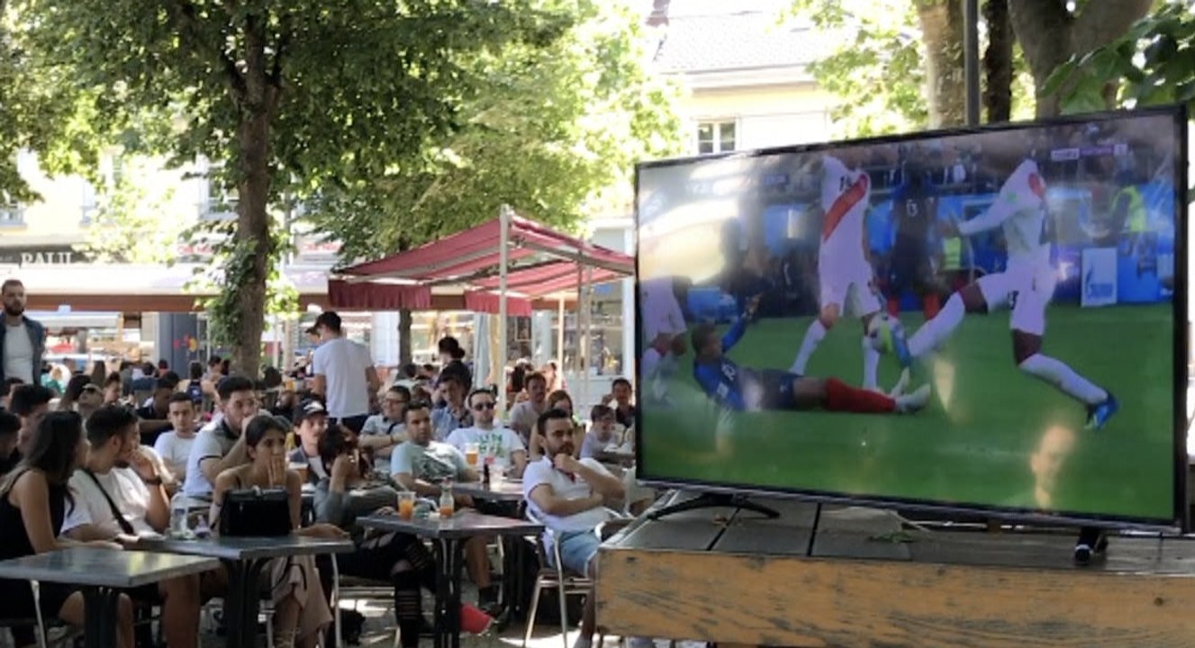 Info/Actu Loire Saint-Etienne - A la une : LES SUPPORTERS LIGERIENS DERRIERE LES BLEUS    A Saint-Etienne, les écrans sont autorisés sur les terrasses des bars et restaurants. Vous imaginez bien qu'elles ont été prises d'assaut !