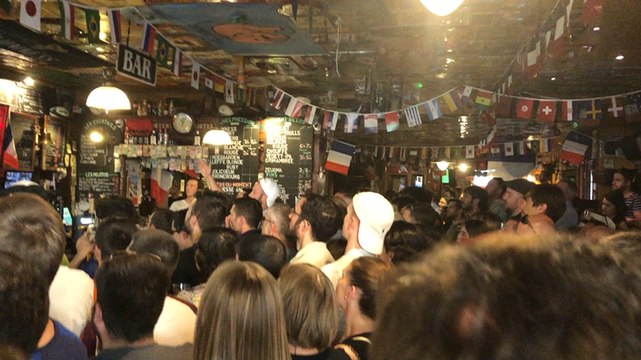 France-Pérou. Explosion de joie au Mulligans après la victoire des bleus