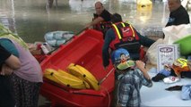 Selden dolayı apartmanlarda mahsur kalan vatandaşlar şişme botla kurtarıldı- Başkent sele teslim