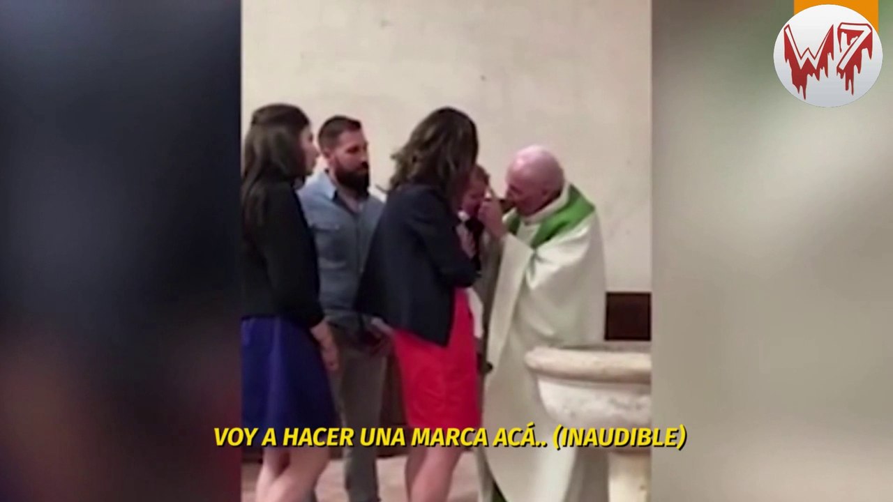 Sacerdote pierde los estribos y abofetea a un bebé durante un bautizo