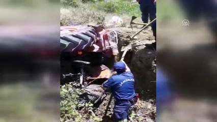 Devrilen traktörün altında kalan sürücü kurtarıldı - ANTALYA