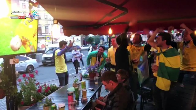 جماهير البرازيل تحتفل بهدف كرواتيا أمام الأرجنتين