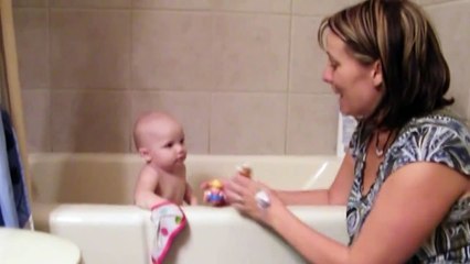 Quand bébé et maman chantent la chanson Old McDonald. Trop mignon