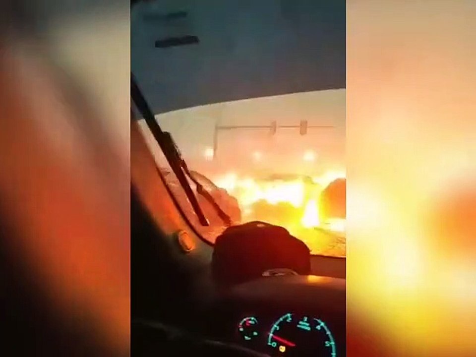 Un camion se renverse sur une voiture en pleine tempete