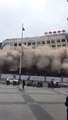 Les chinois démolissent un immeuble sans évacuer les alentours...