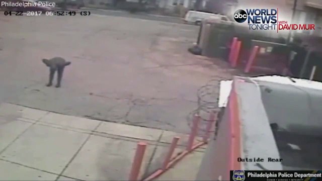 Un voleur s'échauffe avant de braquer un magasin...