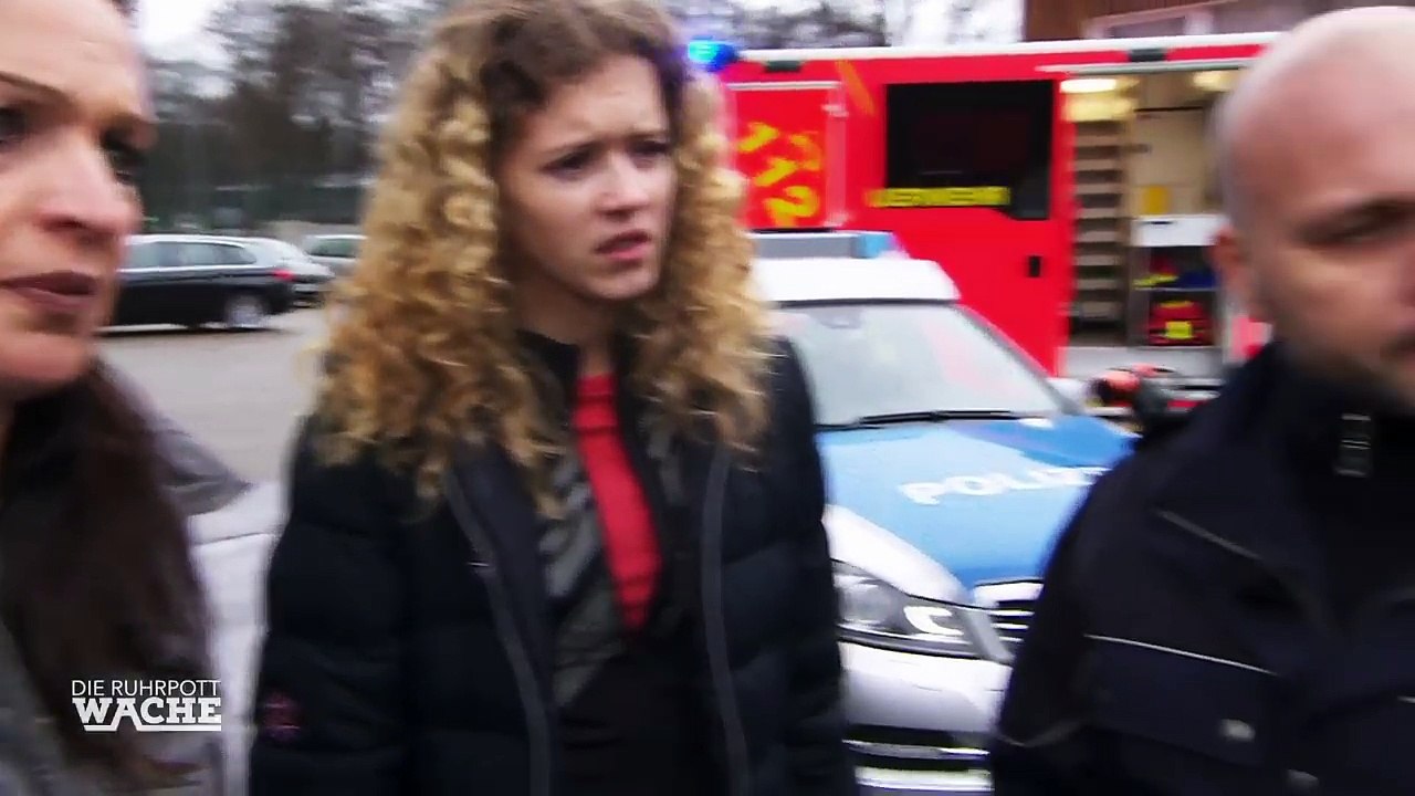 Mitschülerinnen filmen verletzten Jungen anstatt zu helfen | Die Ruhrpottwache | SAT.1 TV