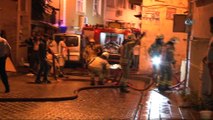 Fatih’te 3 katlı ev alev alev yandı