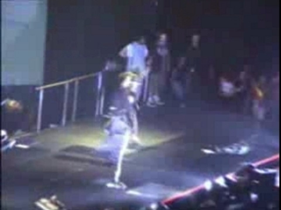 Korn - Bottled Up Inside (live à Bercy, Paris - 2002)