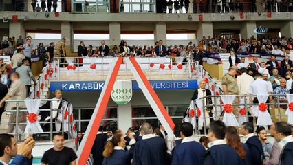 KBÜ mezuniyet töreninde sürpriz evlilik teklifi