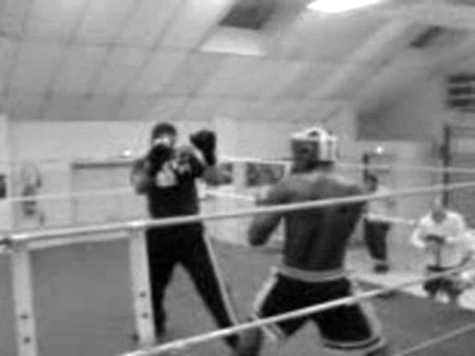 A LA SALLE D ENTRAINEMENT ( BWANA & KHALID )