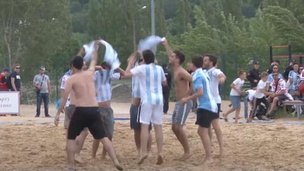 Fans Argentina dan Kroasia bertanding di pantai