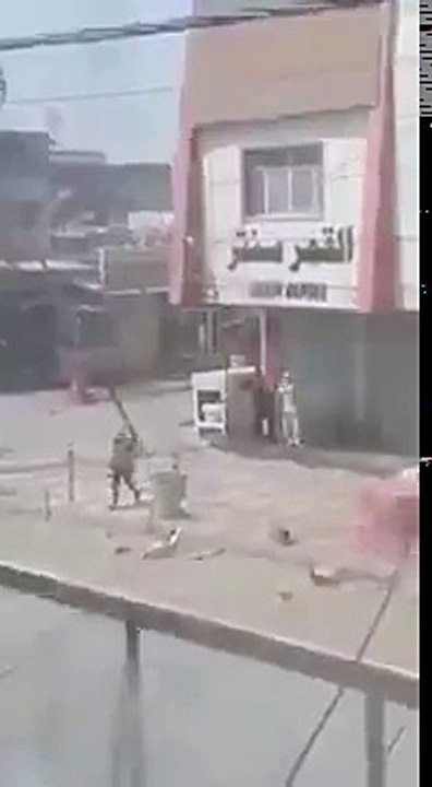اقوى عركة عشائرية في وسط الشارع في البصرة.....!لم نتاكد من تاريخ الفيديو
