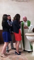 Un prêtre gifle un bébé lors de son baptême et scandalise les internautes