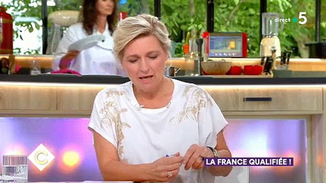 Anne-Elisabeth Lemoine éclate de rire quand Patrick Cohen prend la parole dans C à vous - Regardez