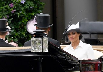 Pourquoi Meghan Markle ne porte plus de tenues colorées ?