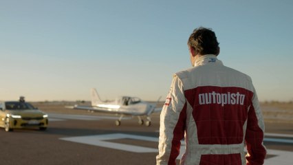 El Kia Stinger GT se enfrenta a una avioneta. ¿Quién se lleva el duelo?