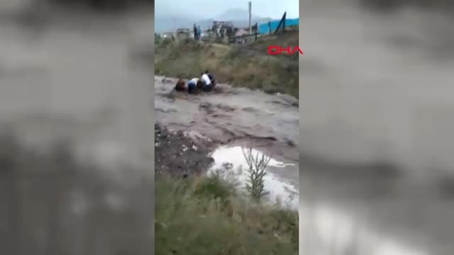 Niğde Sel Suyuna Kapılan Eşeği Güçlükle Kurtardılar