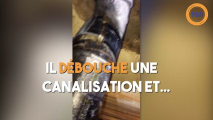 Un plombier débouche une canalisation quand soudain