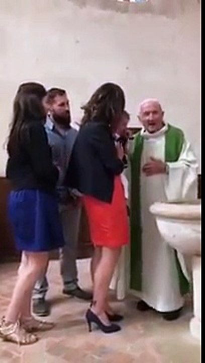 Un prête gifle un nourrisson lors de son baptême