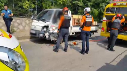 마주 오던 트럭 2대 부딪쳐...1명 구조 / YTN