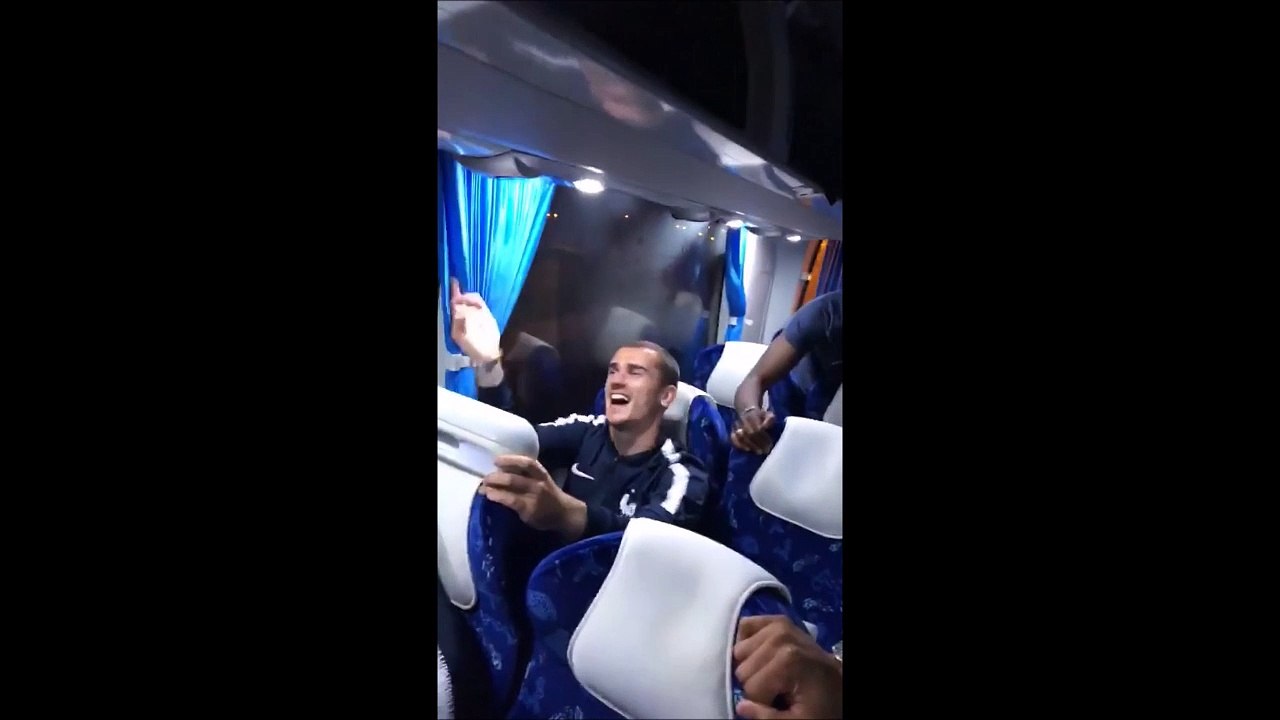 Les Bleus font la fête dans le bus après le match France Pérou