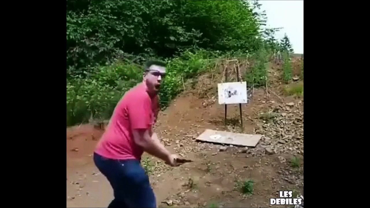 Il tire sur son téléphone Nokia 3310... indestructible!!! Ahaha